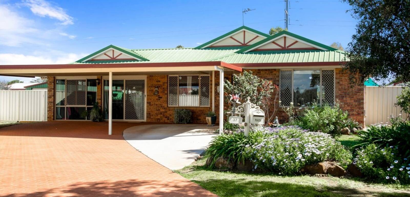 37 Emma Drive, KEARNEYS SPRING, QLD 4350 AU
