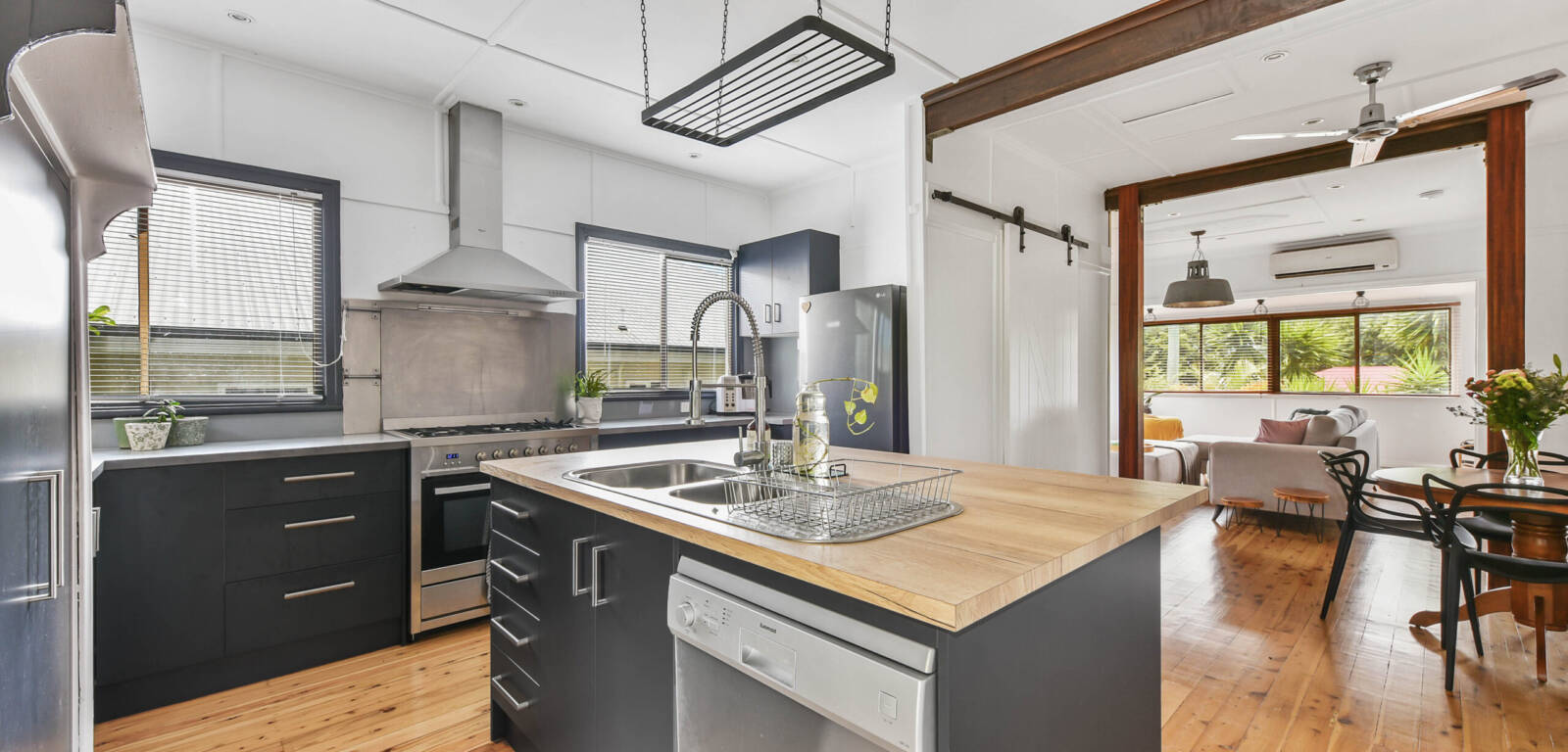 102a Stuart Street, MOUNT LOFTY, QLD 4350 AU