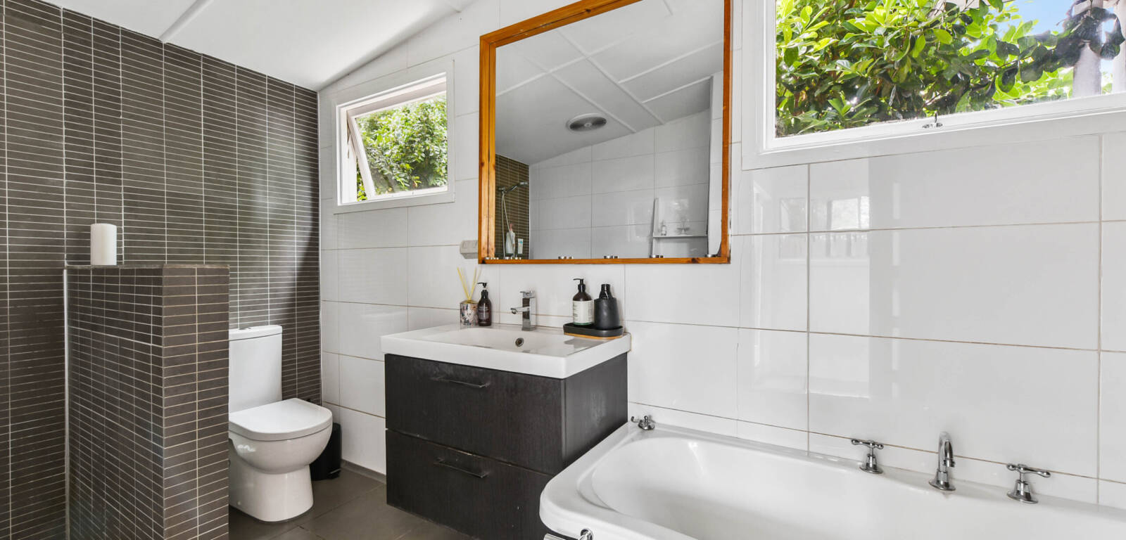 102a Stuart Street, MOUNT LOFTY, QLD 4350 AU