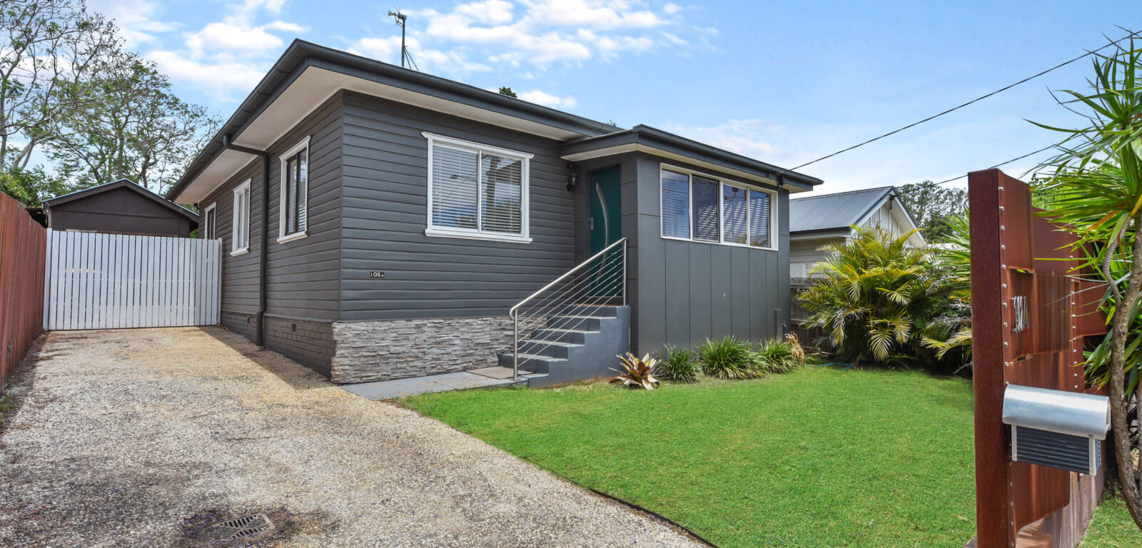 102a Stuart Street, MOUNT LOFTY, QLD 4350 AU