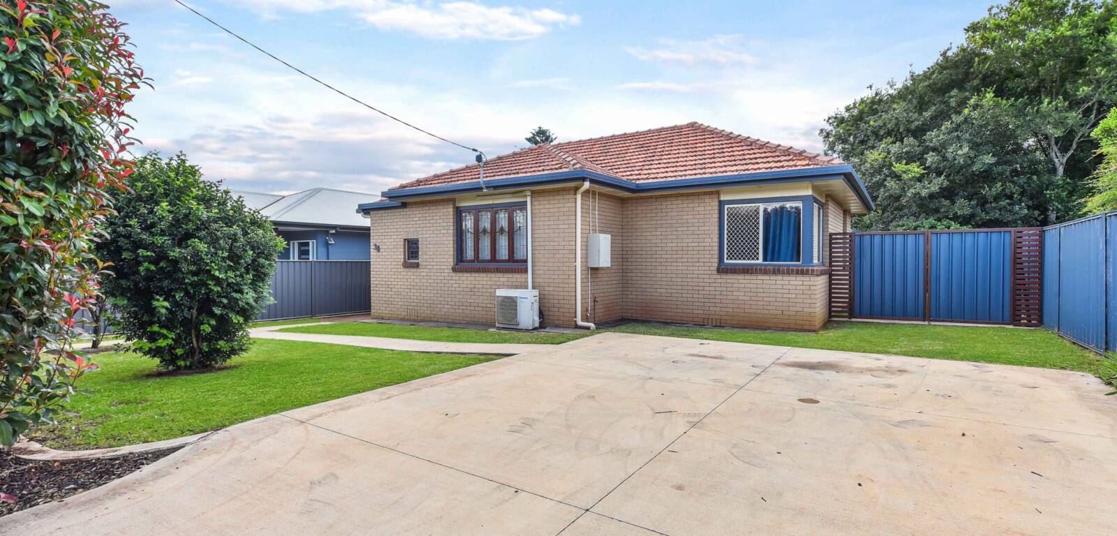 38 Holberton St, ROCKVILLE, QLD 4350 AU