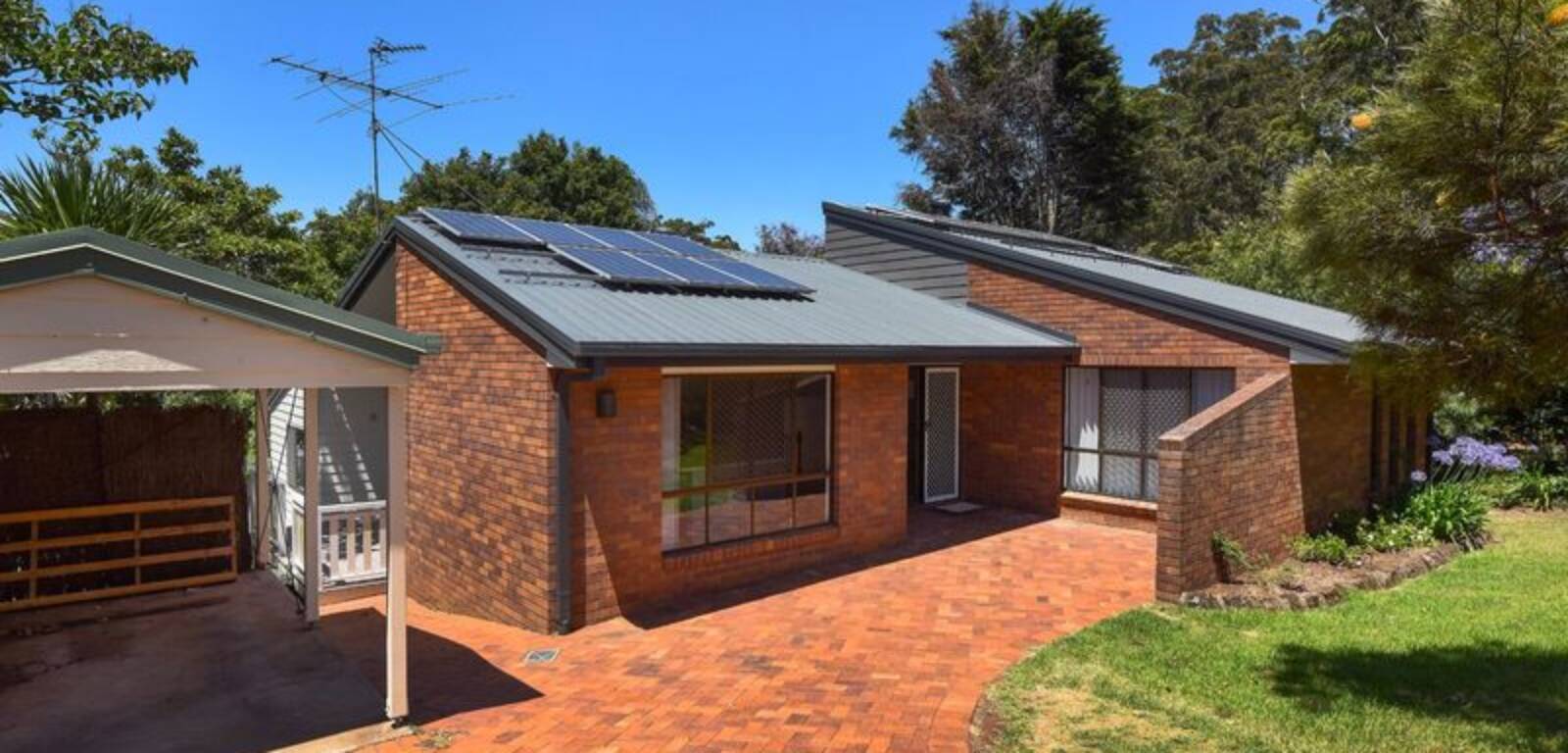 8 Warana Avenue, MOUNT LOFTY, QLD 4350 AU