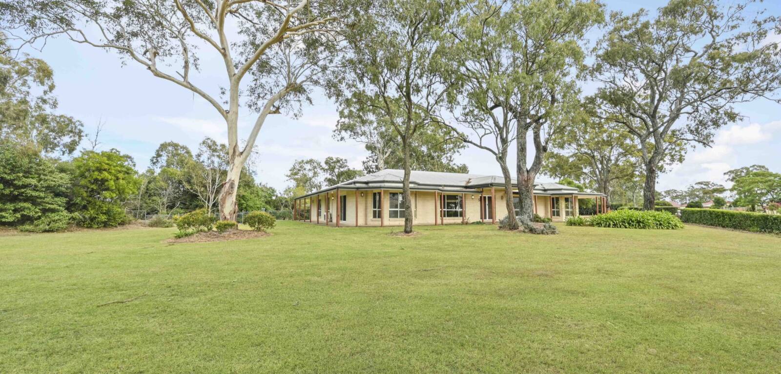 1 Cotswold Cl, COTSWOLD HILLS, QLD 4350 AU