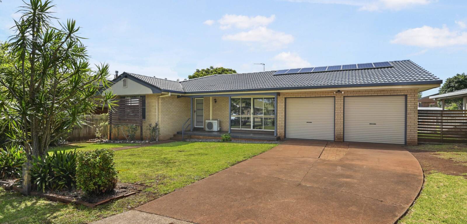 16 Clive Cres, DARLING HEIGHTS, QLD 4350 AU