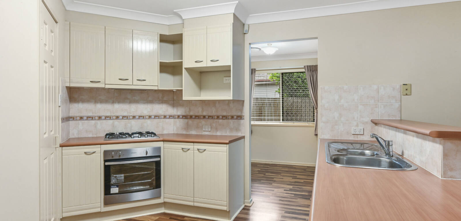 14 Goodwood St, NEWTOWN, QLD 4350 AU