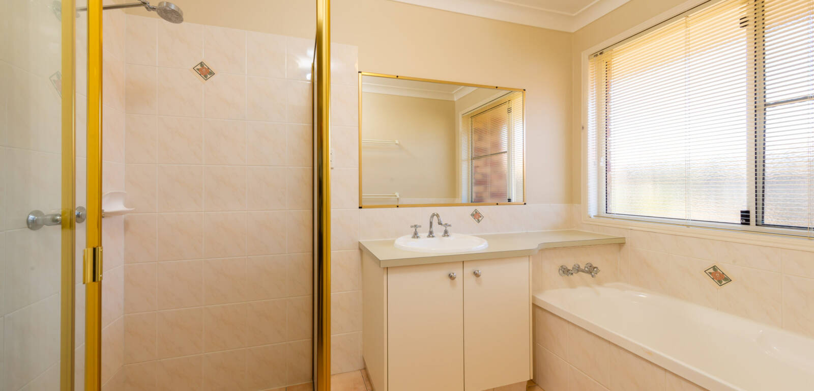 6 Lobwein Ct, MIDDLE RIDGE, QLD 4350 AU