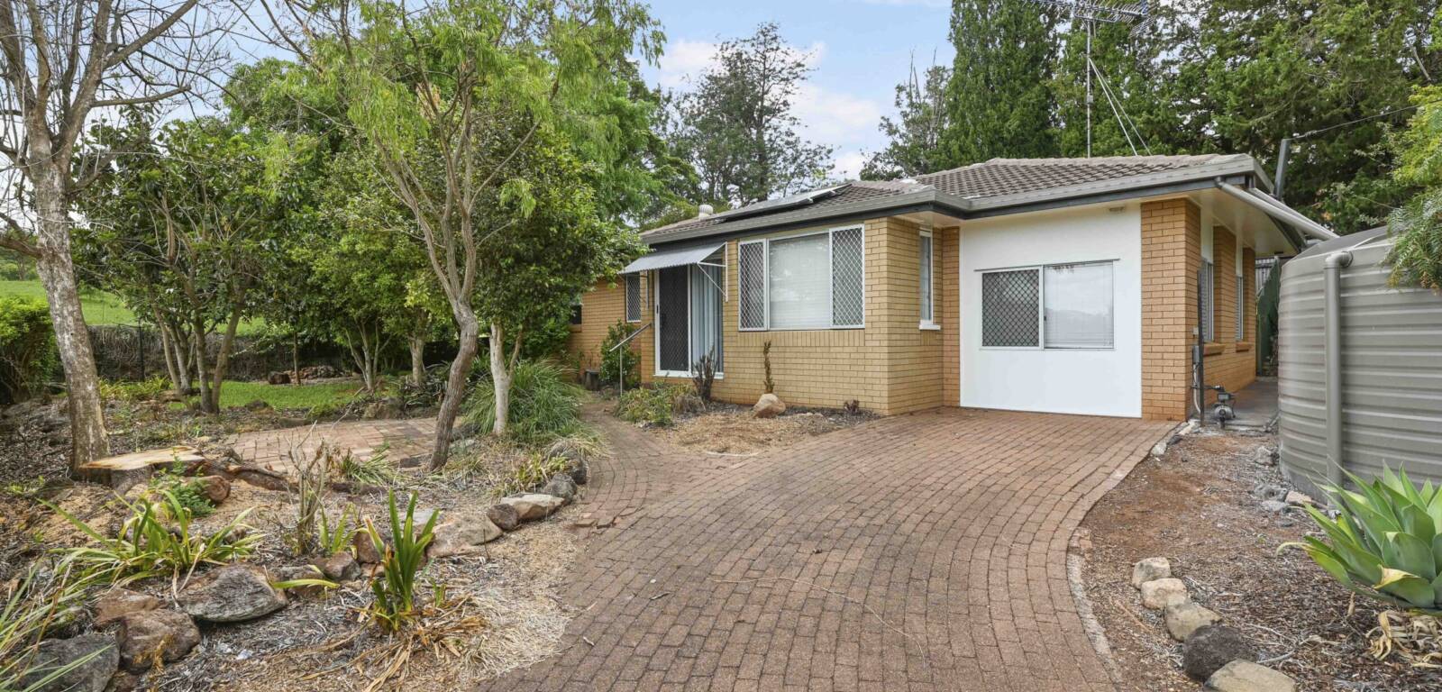 15 Margot Ct, HARLAXTON, QLD 4350 AU
