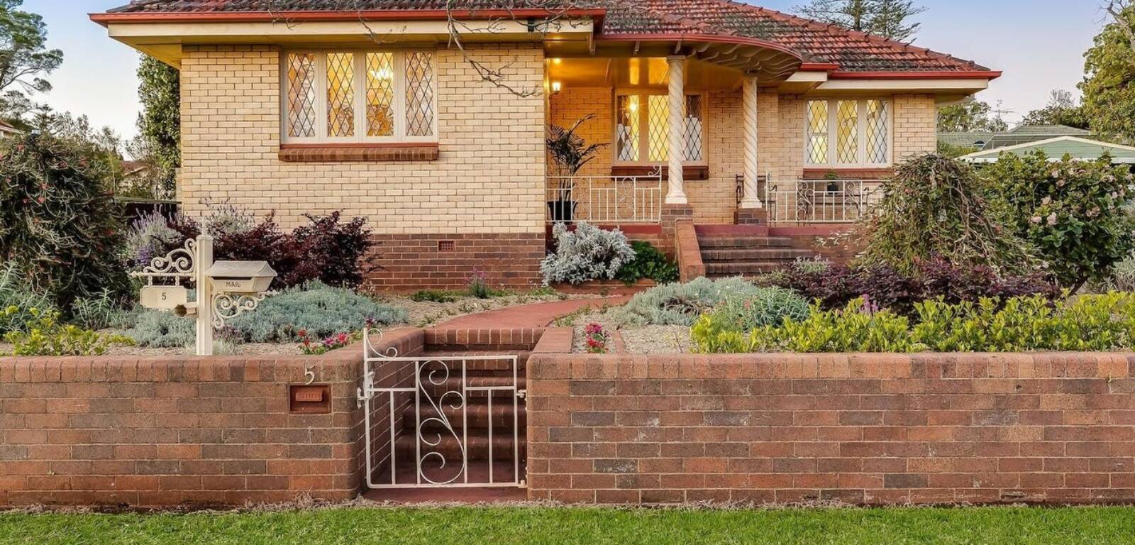 5 Rhyde St, MOUNT LOFTY, QLD 4350 AU