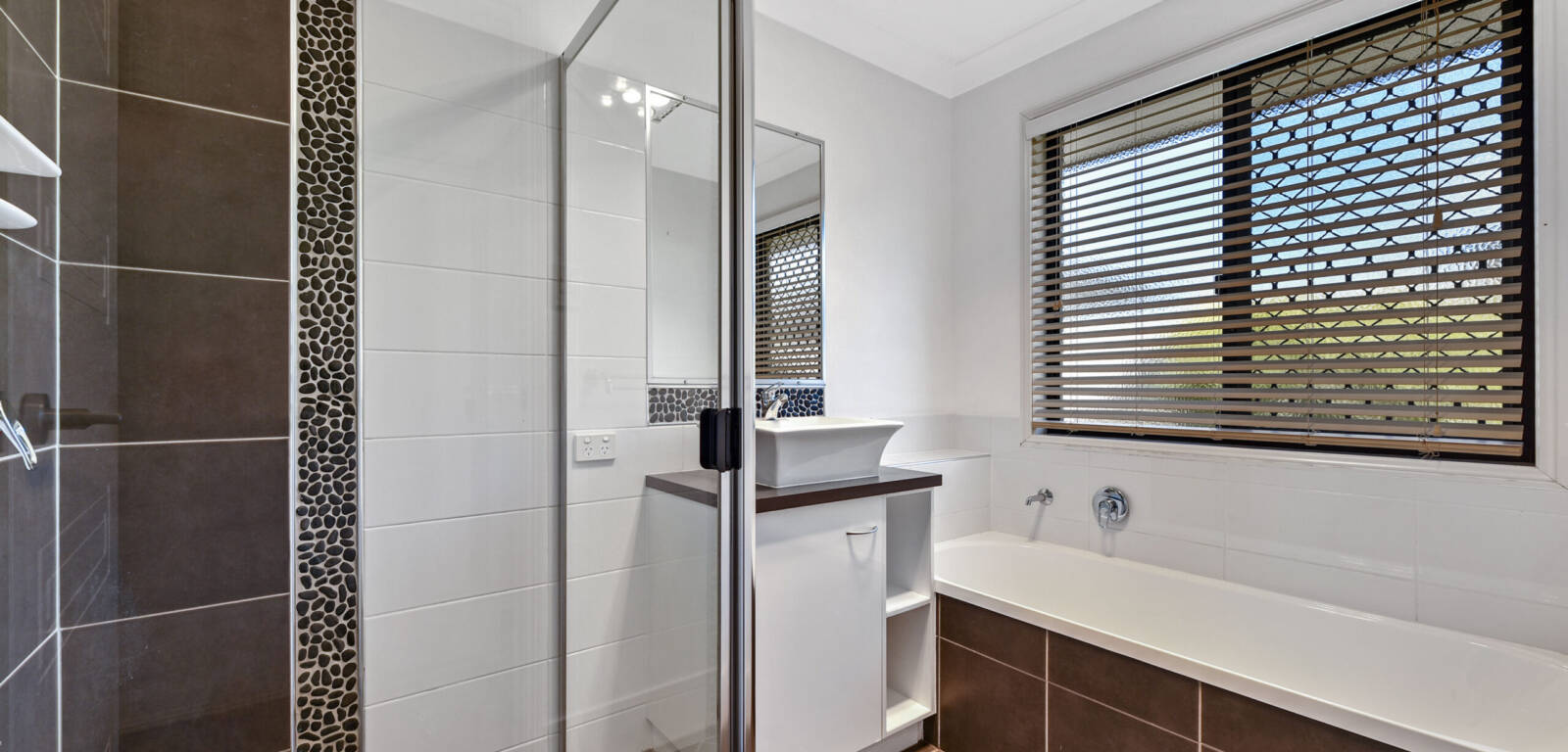 40 Sunset Dr, GLENVALE, QLD 4350 AU