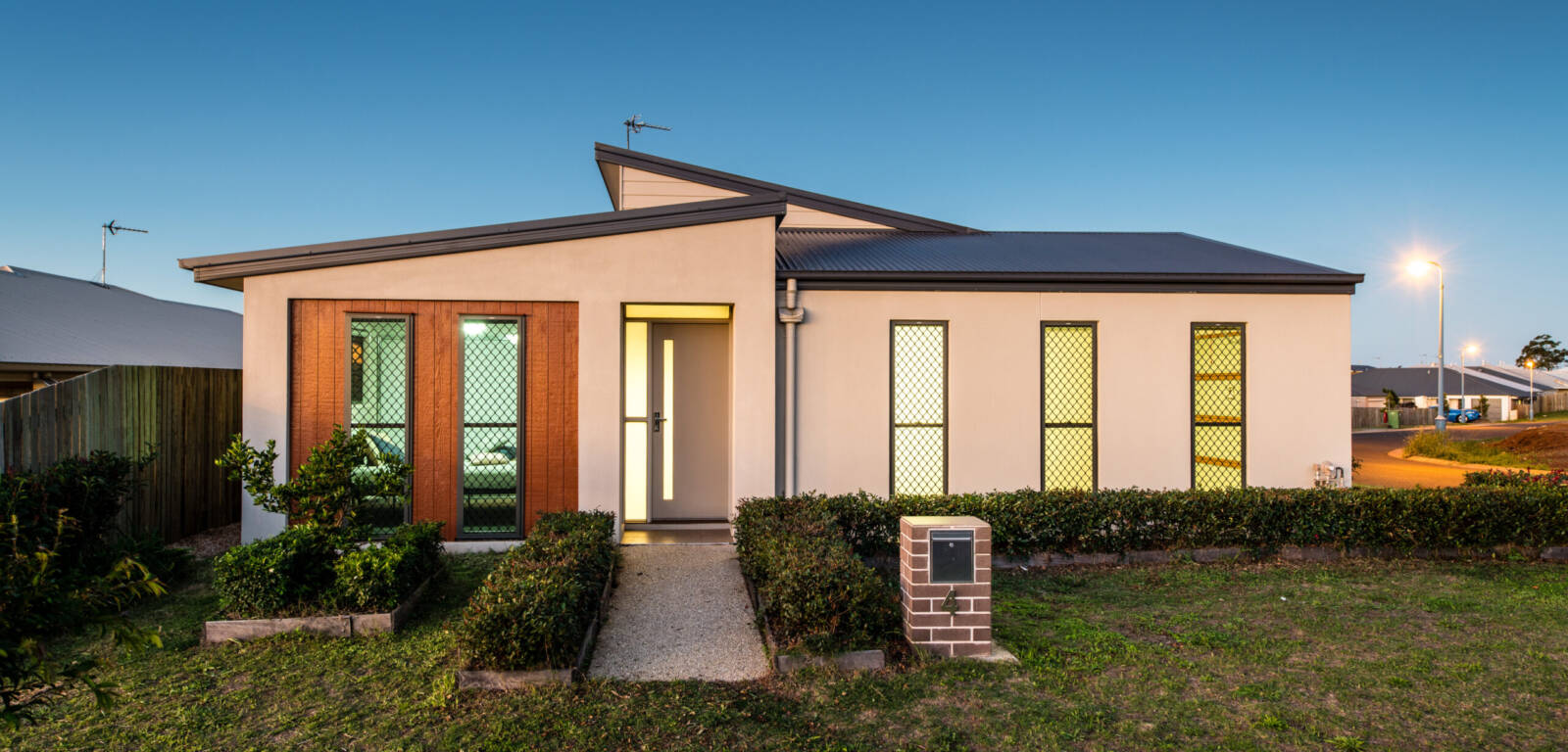 4 Farrer St, CRANLEY, QLD 4350 AU