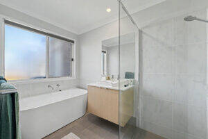 24 Campbell Drive, HIGHFIELDS, QLD 4352 AU