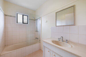 5 Kirklees St, NEWTOWN, QLD 4350 AU