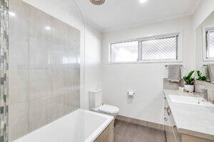 28 Hampton St, NEWTOWN, QLD 4350 AU
