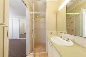 6 Lobwein Ct, MIDDLE RIDGE, QLD 4350 AU
