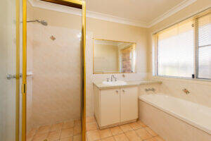 6 Lobwein Ct, MIDDLE RIDGE, QLD 4350 AU