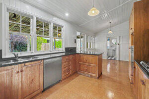 4 Lydwin Cres, EAST TOOWOOMBA, QLD 4350 AU