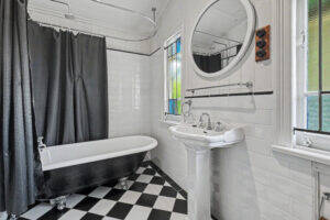 4 Lydwin Cres, EAST TOOWOOMBA, QLD 4350 AU