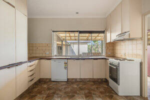 6 Merritt St, HARRISTOWN, QLD 4350 AU